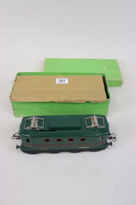 un petit train vert sur un fond blanc, à côté d'une boîte verte