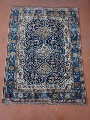 Tapis noué main, à décor d'oiseaux, fond bleu, 154x117 cm (u…