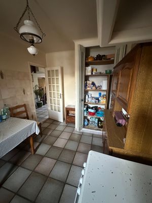 une cuisine équipée d'un réfrigérateur et d'une table
