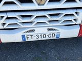 un gros plan de la calandre d'un camion