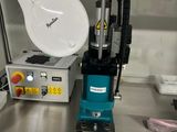 une machine posée sur une table