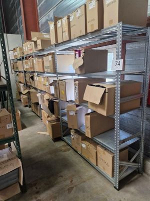 de nombreux cartons et boîtes sur les étagères de l'entrepôt