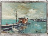 une peinture à l'huile représentant un bateau amarré à un quai, avec le ciel en arrière-plan