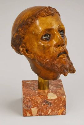 buste en bronze représentant un homme barbu et moustachu, posé sur un socle en marbre