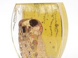 un vase en verre sur lequel est représenté un baiser