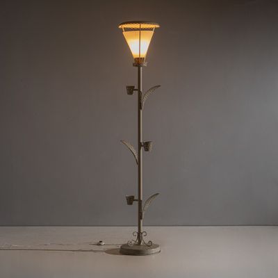 l'image d'une lampe posée sur une table