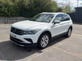 La Volkswagen Tiguan est garée sur un parking