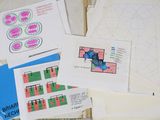 une pile de papiers qui traîne par terre