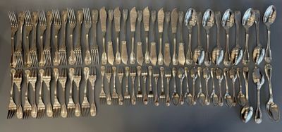 tout un tas de fourchettes et de cuillères disposées les unes à côté des autres
