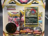 un gros plan sur une boîte de cartes Pokémon avec une pièce de monnaie