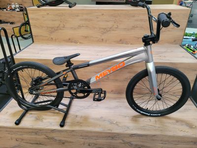 un vélo posé sur une plate-forme en bois