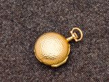 montre de poche plaquée or avec une boule attachée à une chaîne