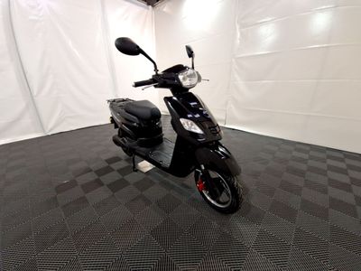un scooter garé dans une pièce