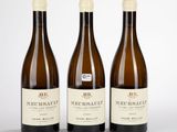 trois bouteilles de vin posées l'une à côté de l'autre sur une table