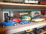 de nombreuses petites voitures sur une étagère dans un magasin de jouets