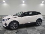 la voiture blanche est garée dans une grande pièce au sol en damier