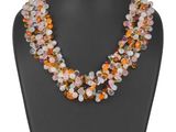 collier de perles de verre multicolores sur un mannequin noir