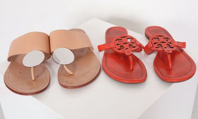 trois paires de sandales sont alignées sur une table blanche
