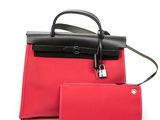 deux sacs à main rouges et noirs posés sur une surface blanche