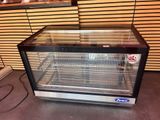 une vitrine en verre contenant beaucoup de nourriture