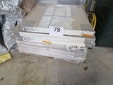 une pile de cartons empilés par terre