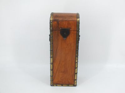une vieille boîte en bois avec une poignée noire sur fond blanc