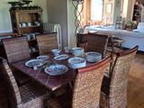 une salle à manger avec une table, des chaises et un canapé