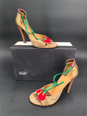 une paire de chaussures pour femme ornées de pompons rouges