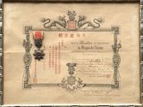 un vieux document sur lequel figure une médaille