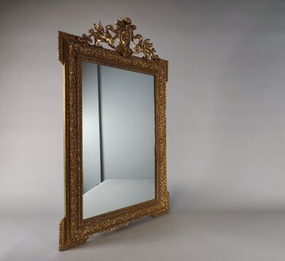 une image d'un miroir avec un cadre doré sur un fond blanc