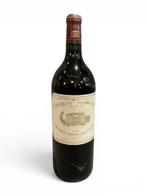 une bouteille de vin posée sur une table