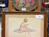 une photo d'une femme assise par terre à côté d'une photo de fleurs