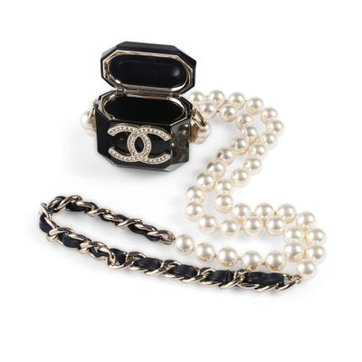un gros plan d'un collier composé de perles montées sur une chaîne