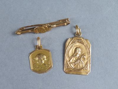 deux breloques plaquées or représentant une femme et un homme