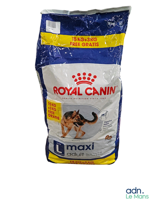 un sac de croquettes Royal Canin pour chat sur fond blanc