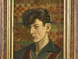portrait d'un jeune homme en chemise verte devant un mur de mosaïque