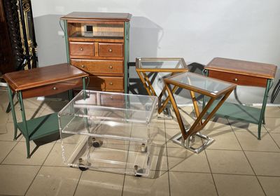 trois tables et une commode dans une pièce