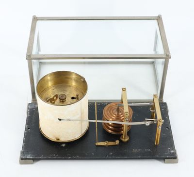 une horloge à l'ancienne posée sur un socle en métal