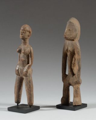 une paire de figurines en bois représentant un homme et une femme