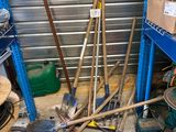 beaucoup d'outils et d'outils qui traînent par terre