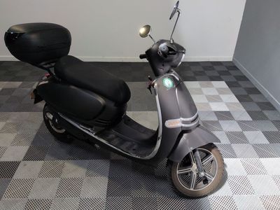un scooter garé dans une pièce
