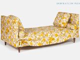 une chaise longue ornée de fleurs jaunes