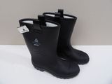 une paire de bottes en caoutchouc noires posées sur une surface blanche