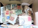 une boîte remplie de timbres et de cartes postales posée sur une table