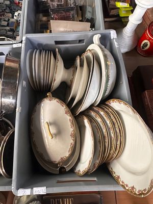 de nombreuses assiettes et casseroles dans une boîte posée sur la table