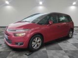 la citrole rouge est garée dans le garage sur un sol en damier
