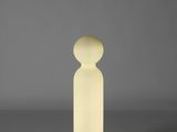 une lampe blanche posée sur une table