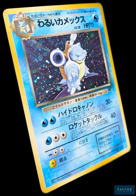 un gros plan d'une carte Pokémon sur laquelle figure l'image d'une personne