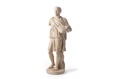 l'image d'une statue d'un homme tenant un bébé dans ses bras