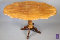 Table d'appoint de forme ovale en bois mouluré, reposant sur… (photo 4)